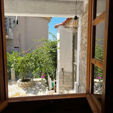 Emilios Traditional Dhermi